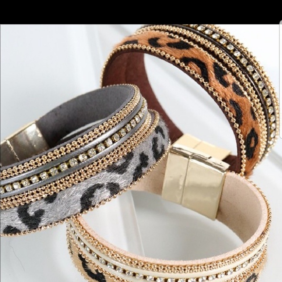 Leopard Rhinestone Bracelet - Picture 3 of 4